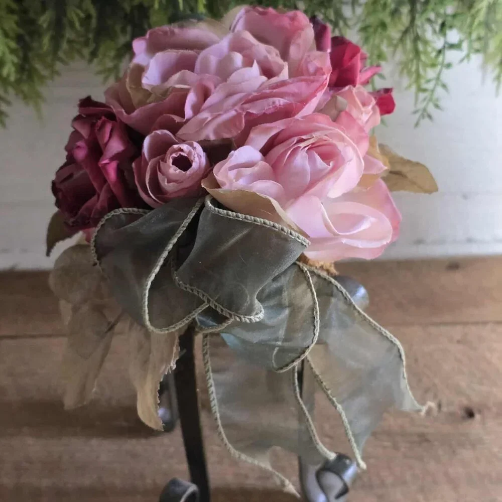 Shabby Chic Artificial Rose Leaf Floral Arrangement Scrolled Standing Decoration